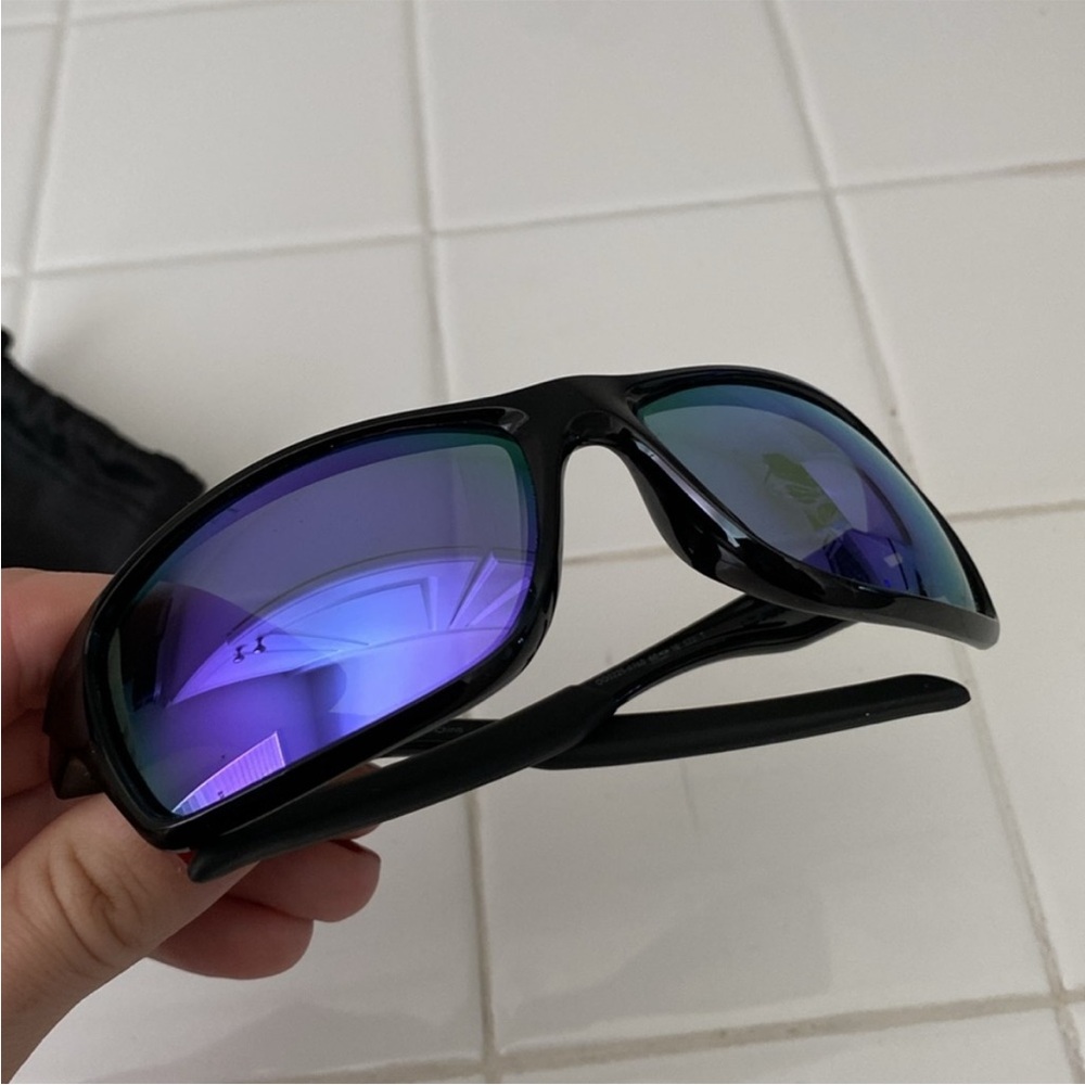 Men’s Oakley polarized sunglasses